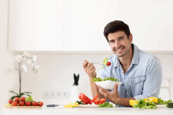 Handsome Man Eating Salad Fresh Vegetables Kitchen Healthy Vegan Food — Stock Photo, Image