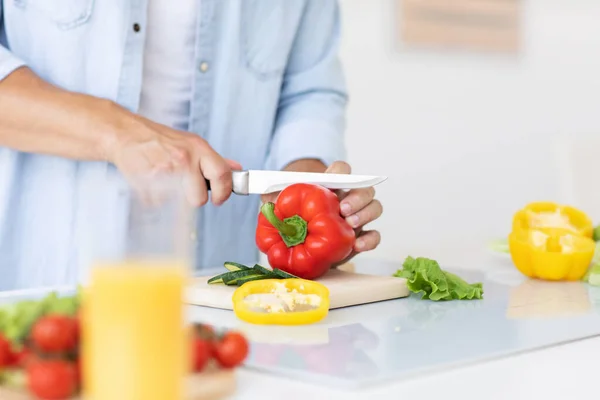 Primo Piano Mani Maschili Che Tagliano Verdure Tagliere Lui Cucina — Foto Stock