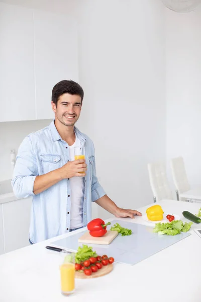 Homem Bonito Cozinha Brilhante Conceito Vegetariano — Fotografia de Stock