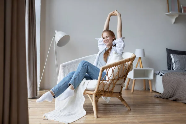Feliz Mujer Joven Calma Relajarse Silla Cómoda Sala Estar Disfrutando — Foto de Stock