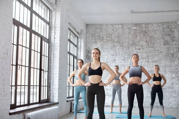 Spor Kıyafetleriyle Evde Yoga Yapan Bir Grup Gülümseyen Kadın Refah — Stok fotoğraf