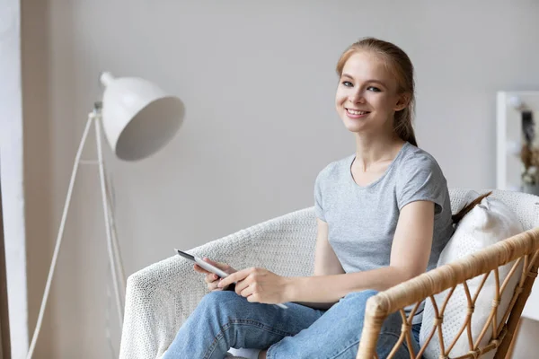 Atraktivní Mladá Žena Drží Digitální Tablet Sedí Pohodlném Křesle Doma — Stock fotografie