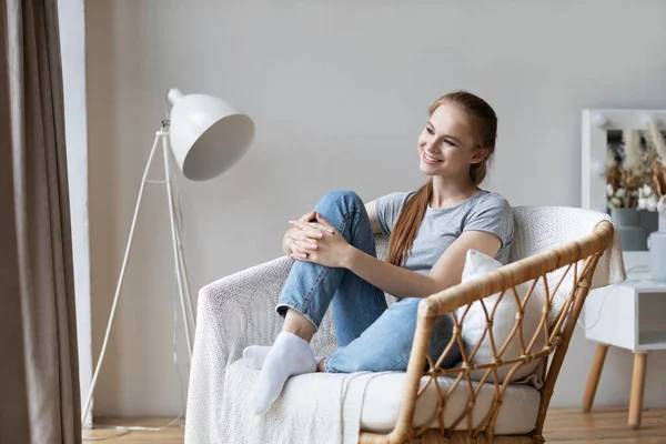 Chica Pelirroja Relajada Está Sentado Una Silla Moderna Habitación Acogedora — Foto de Stock