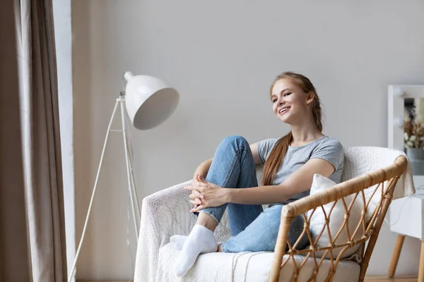Joven Pelirroja Milenaria Sentada Una Silla Moderna Disfrutando Mañana Casa — Foto de Stock