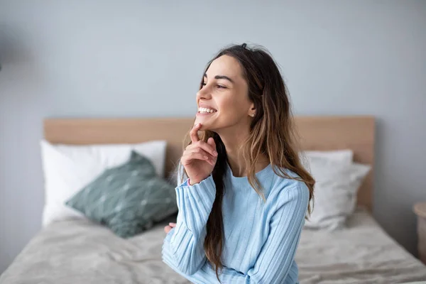 Bonita Mujer Sonriendo Sofá Vida Doméstica —  Fotos de Stock