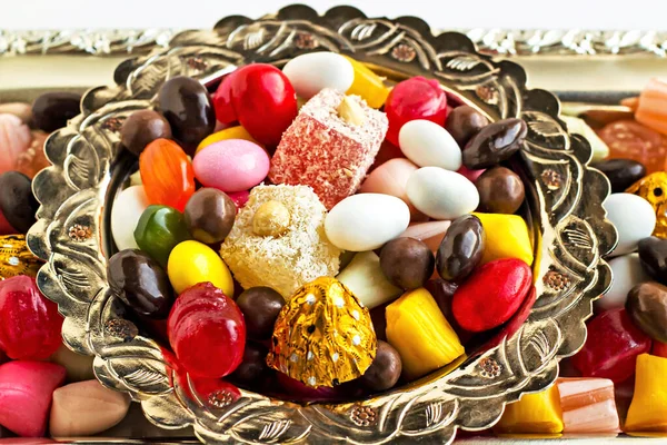传统的色彩艳丽的土耳其糖果和银质古董盘上的喜庆 如上图 假日的概念形象 — 图库照片