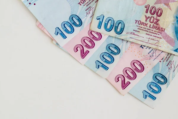 白色表面上有200张带有复印空间的土耳其钞票 — 图库照片