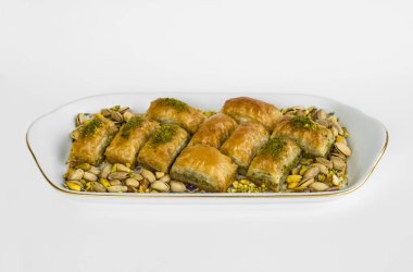 Geleneksel Türk Pastası Pistachio Baklava beyaz yüzey üzerinde beyaz fındıklı ve fıstıklı olanından tasarlandı.