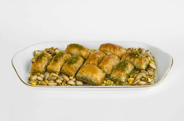 Tradisjonell Tyrkisk Konditoressert Pistasjebaklava Utformet Med Pistasjnøtter Hvite Langplater Hvite – stockfoto