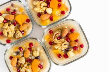 Geleneksel Türk Tatlısı ya da Nuh 'un Pudingi beyaz cam kaselerde fotokopi alanı ile birlikte.