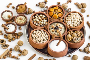 Geleneksel Tatlının İçindekiler, Nuh 'un Pudingi metal tepside. Emin Günü' nün kavramsal tasarımı.. 