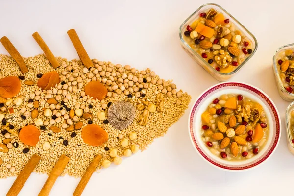 Традиційний Турецький Визначний Десерт Або Ноїв Пудинг Білому Неготовими Інгредієнтами — стокове фото