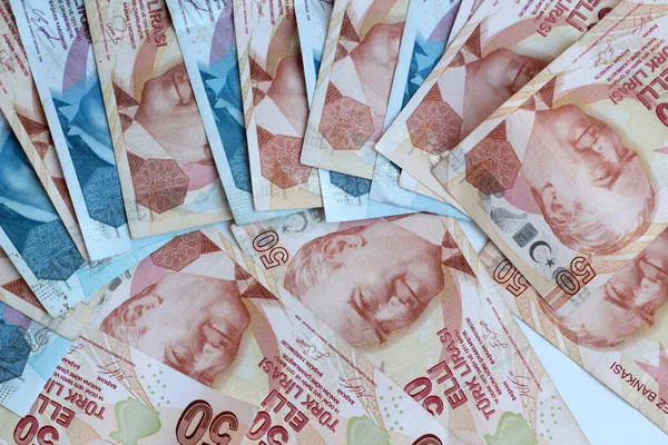 Türk yüz elli lira banknotları beyaz, düz bir düzen üzerine dizayn edilmiş.