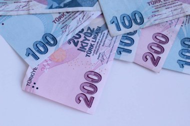Türkçe beyaz yüzey üzerinde kopyalama alanı ile birlikte 200 banknot