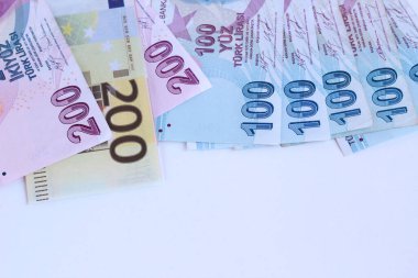 Açık mavi yüzey üzerindeki Türk Banknotları 200 Euro 'luk banknot ve kopya alanı ve panoramik görünüm üzerine