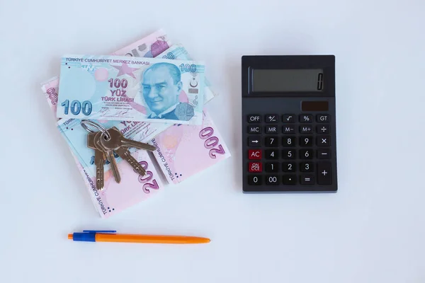 Svart Kalkulator Hvit Overflate Med Tyrkiske Sedler Nøkler Penn Kopirom – stockfoto