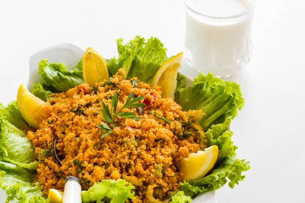 Tradisjonell Tyrkisk Hvete Kisir Bulgur Salad Med Salat Skivet Sitron – stockfoto