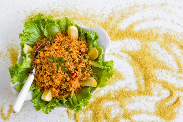 Grano Tradizionale Turco Kisir Bulgur Insalata Con Lattuga Cucchiaio Limone — Foto Stock