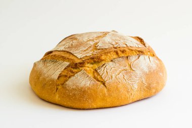 Kırsal, tam buğday yuvarlak ev yapımı, beyaz üzerine beyaz, kopyalama alanı olan ekmek.