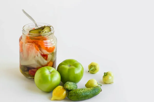 Gemengde Augurk Pot Met Onrijpe Gepekelde Groenten Witte Achtergrond Met — Stockfoto