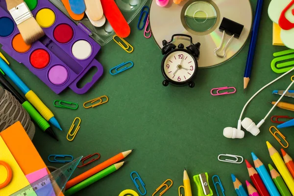 Coloridos Útiles Escolares Invernadero Con Espacio Copia Mini Reloj Despertador — Foto de Stock