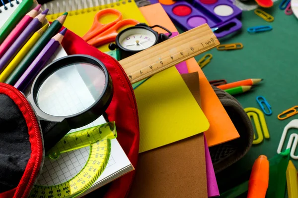 Coloridos Útiles Escolares Bolso Escolar Color Rojo Sobre Fondo Verde — Foto de Stock