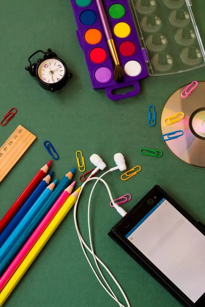Coloridos Útiles Escolares Invernadero Con Espacio Para Copiar Mini Reloj — Foto de Stock