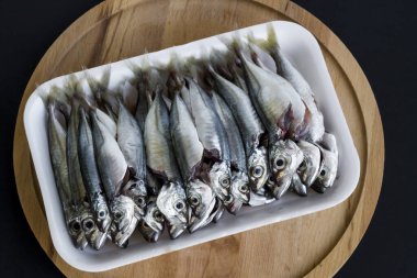 Pişmemiş Atlantik uskumrusu (Türkiye 'de Istavrit) ahşap yüzeyde pakette temizlendi