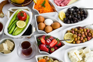 Geleneksel Türk Kahvaltısı: Taze meyve, haşlanmış yumurta, çay ve sebzeler.