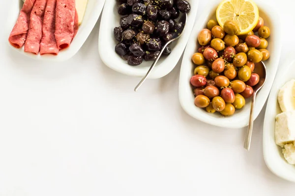 Olivové Odrůdy Sýry Salámy Snídaňové Talíře Navržené Bílém Povrchu Velkým — Stock fotografie