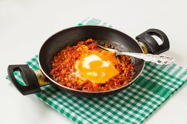 用平底锅煮熟的西红柿蛋 用布餐巾纸做手柄 — 图库照片