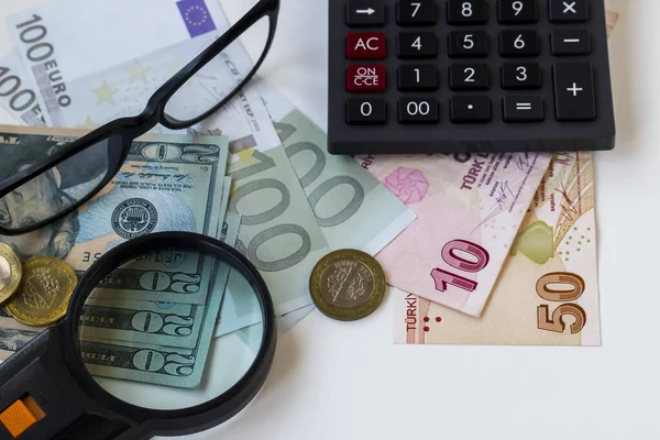 Tyrkiske Pengesedler Hvit Overflate Med Euro Dollar Bill Forstørrelsesglass Glass – stockfoto