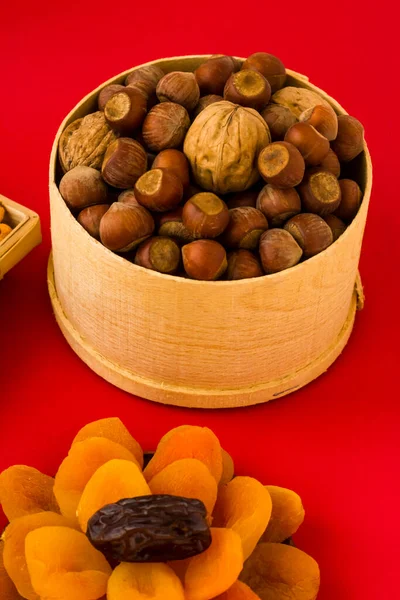 Uusi Sato Kuoritut Hasselpähkinät Pyöreä Puinen Laatikko Punainen Muiden Pähkinöiden — kuvapankkivalokuva