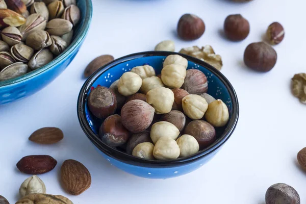 Schelpen Ongepelde Luxe Hazelnoten Een Mini Blauwe Keramische Schaal Wit — Stockfoto