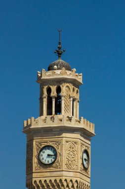 IZMIR, Konak / Türkiye 08.26.2020 Tarihsel İzmir Saat Kulesi, en üstte çekilmiş