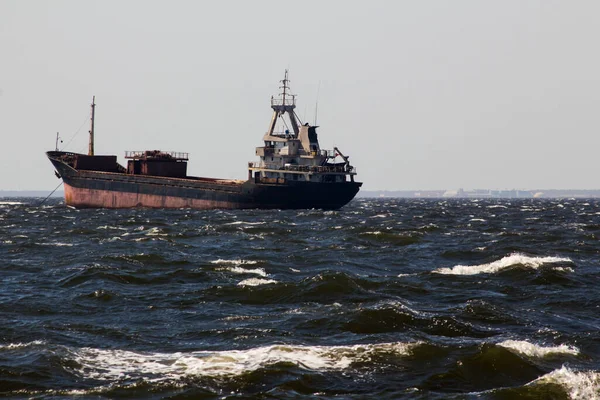 Buque Carga Acostumbra Navegar Mar Tormentoso — Foto de Stock