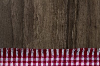 Boş, kırsal ahşap arka plan, kırmızı renkli kareli kumaş peçete, üst görünüm