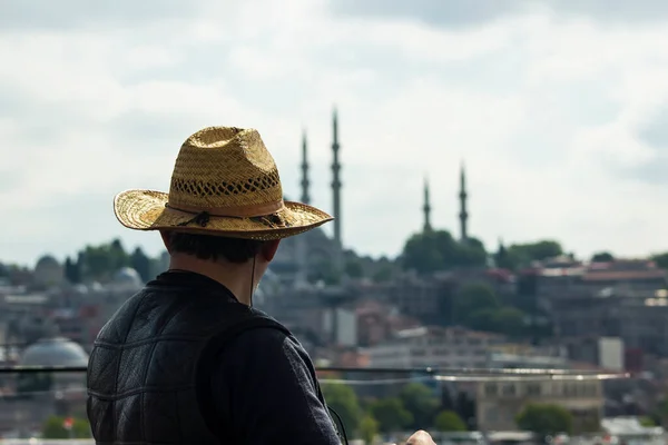 Ukjent Mann Holder Øye Med Istanbul – stockfoto
