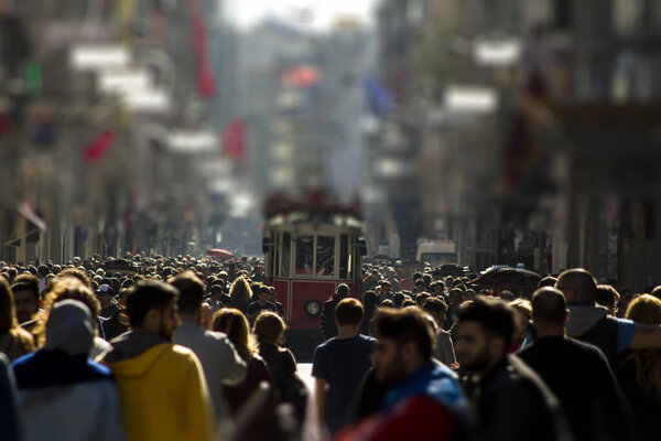 Таксим, самая многолюдная улица Стамбула, размытый имидж, концептуальный образ для населения, безработица и статистика туризма
