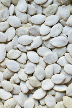 Kavrulmuş beyaz kabak çekirdeği arka planı. Bu resim yatay ya da dikey olarak kullanılabilir.