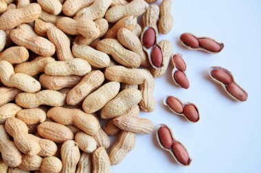 Kabuklu doğal çiğ fıstıklar, arka plan. Üst manzara.