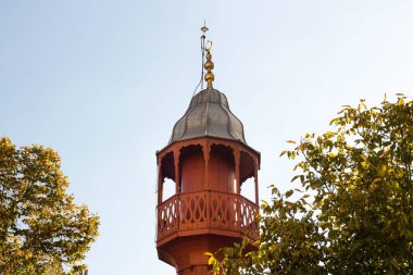 Bu on beşinci yüzyıl camisinin ahşap minaresi, Konya 'nın Konya ilindeki Ak Camii olarak adlandırılıyor. Yeniden restore edildi.