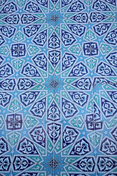 Türkiye 'nin Konya kentindeki Seljuk döneminden kalma geleneksel mavi duvar kiremitleri. Arkaplan, resim değil.