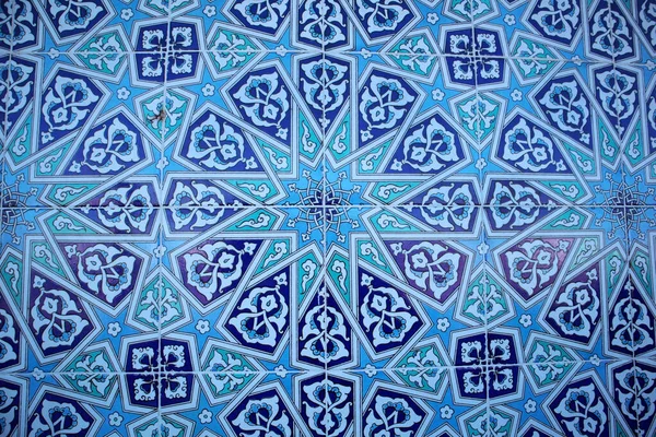 Türkiye 'nin Konya kentindeki Seljuk döneminden kalma geleneksel mavi duvar kiremitleri. Arkaplan, resim değil.