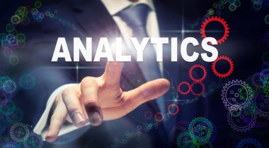 Bir Analytics iş kavramı SMM grafik görünümünü basarak bir işadamı