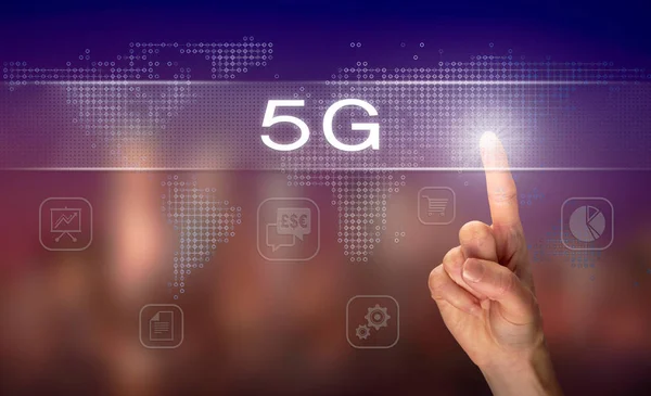 5 g iş kavramı açık renkli bir arka plan bulanık ekranlı cep bilgisayarlarda seçerek yardım.