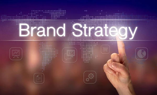 在一个色彩模糊的背景下 在清晰的屏幕上选择一个品牌战略业务概念的手 — 图库照片