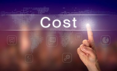 Erkek eli açık ekran arka plan bulanık ile maliyet düğmesini seçme