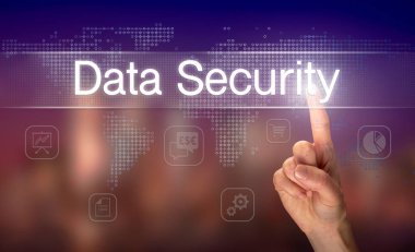 Erkek el arka plan bulanık ile açık ekranında veri güvenliği düğmesini seçme