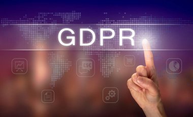 Erkek el ile arka plan bulanık açık ekranında Gdpr düğmesini seçme